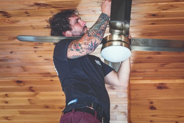 Électriciens de Grenoble : Comment Choisir le Bon Professionnel pour Votre Projet de Décoration Intérieure?